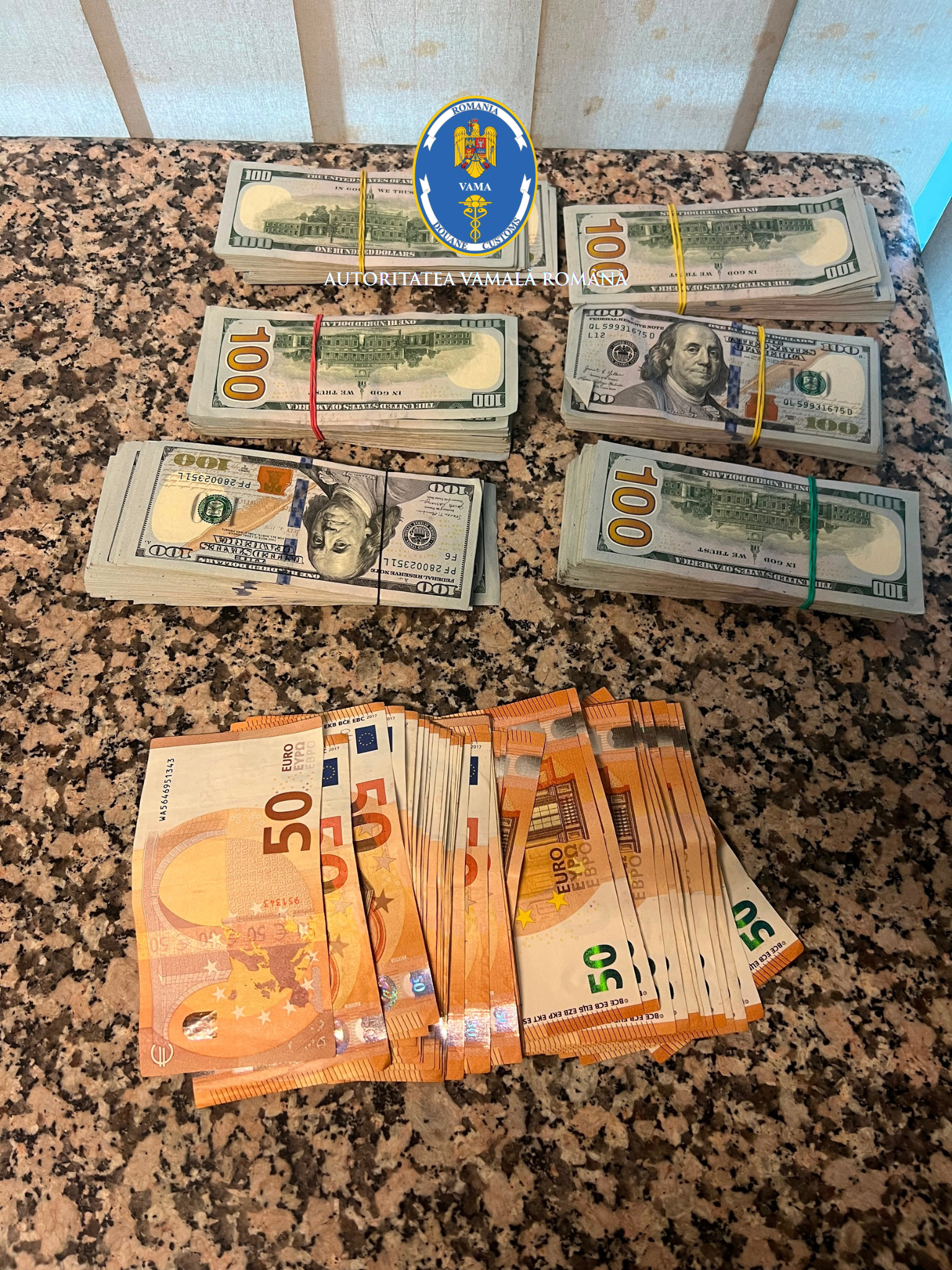 Un pasager de pe Aeroportul Internațional Henri Coandă a încercat să plaseze copilului borseta cu 60.000 USD și 2.000 EUR, la controlul vamal